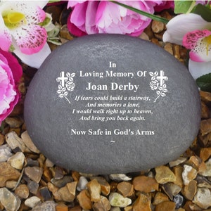 Könnte beinhalten: Ein grauer Steindenkmal mit der Inschrift "In Loving Memory Of Joan Derby" und einem Gedicht über das Gedenken an einen geliebten Menschen. Der Stein ist von rosa Blumen umgeben.