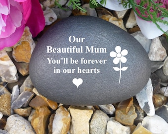 Può includere: Una pietra grigia con le parole "Our Beautiful Mum You'll be forever in our hearts" e un fiore bianco con un cuore.