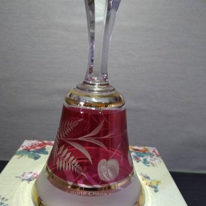 ヴィンテージの装飾ガラスベル。