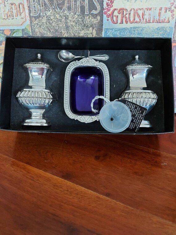 Grenadier silver plated condiment set. Art & Collectibles Figurines