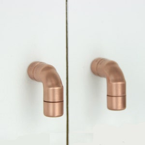 Botão de cobre moderno. Puxador de gaveta contemporâneo, puxador, puxador de gabinete. botão de armário de cozinha de cobre. Maçaneta da porta da cozinha.