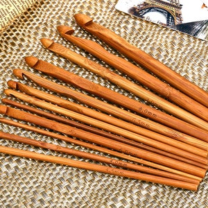 Może przedstawiać: Zestaw dziesięciu bambusowych szydełek w r&oacute;żnych rozmiarach, od 3,5 mm do 8,0 mm. Szydełka są wykonane z naturalnego bambusa i mają gładkie, polerowane wykończenie.