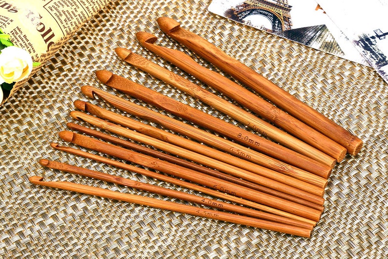 Może przedstawiać: Zestaw dziesięciu bambusowych szydełek w r&oacute;żnych rozmiarach, od 3,5 mm do 8,0 mm. Szydełka są wykonane z naturalnego bambusa i mają gładkie, polerowane wykończenie.