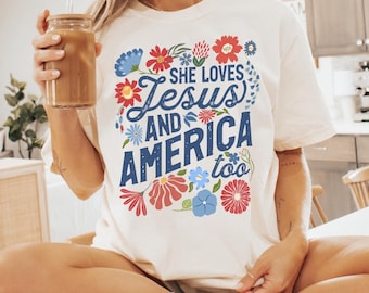 Maglietta del 4 luglio, Lei ama Gesù e anche l'America, Fiori, Maglietta cristiana, Giorno dell'Indipendenza, Maglietta boho americana, Maglietta USA, Comfort Colors