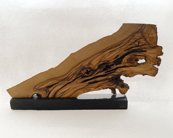 SKOLII: Holzskulptur aus Olivenholz mit Naturschiefer Sockel, Abstrakte Skulptur aus Holz
