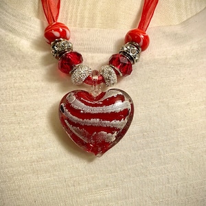 Collana con pendente a cuore in vetro rosso e argento