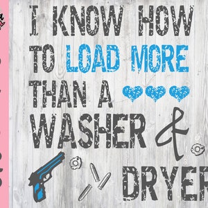 Puede incluir: Un diseño gráfico negro y azul desgastado con el texto "I KNOW HOW TO LOAD MORE THAN A WASHER & DRYER" con tres corazones azules y una pistola y balas.