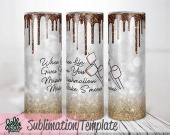 Könnte beinhalten: Eine Sublimationsvorlage für einen 20 oz Tumbler mit weißem Hintergrund und einem goldenen Glitzer-Verlauf am Boden. Das Design beinhaltet einen braunen Schokoladen-Tropfeffekt oben und eine Grafik von Marshmallows auf Stöcken mit dem Text "Wenn das Leben dir Marshmallows gibt, mach S'mores".