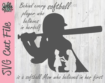 Detrás de cada jugadora de sóftbol que cree en sí misma - Mamá de sóftbol SVG - Archivo de corte de sóftbol - Clipart de sóftbol - Archivo de corte Silhouette Cricut