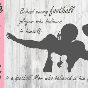Hinter jedem Fußballspieler, der an sich glaubt - Football Mom SVG - Football Cut File - Football Clipart - Silhouette Cricut Cut File