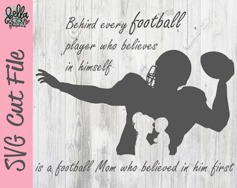 Detrás de cada jugador de fútbol que cree en sí mismo - Football Mom SVG - Football Cut File - Football Clipart - Silhouette Cricut Cut File