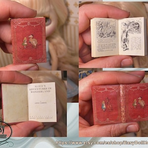 Może przedstawiać: Miniaturowa książka „Alicja w Krainie Czarów” z czerwoną okładką i złotymi zdobieniami. Na okładce znajdują się ilustracje Alicji i Doda. Książka jest otwarta na stronie z tekstem i ilustracjami.