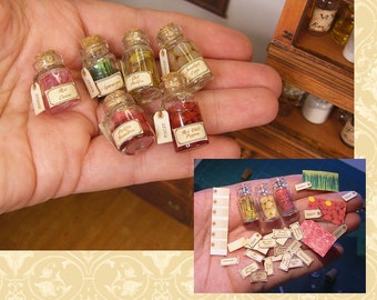 12 etichette in miniatura per sottaceti, perfette per bottigliette e vasetti di piccole dimensioni, con 24 cartellini e 6 immagini di conserve da inserire all'interno. SCARICABILE IN FORMATO STAMPABILE SCALA 1:12