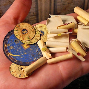 Miniatur antike Schriftrollen, 5 mittelalterliche Sternkarten und Sternkarte, mittelalterliches Pergament, DIY druckbarer DOWNLOAD mit Anleitung für 1:12