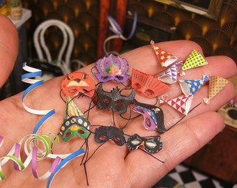 Set de fiesta en miniatura: máscaras, sombreros y serpentinas de papel. Descarga digital imprimible. Miniaturas a escala 1:12. Tutorial sencillo.