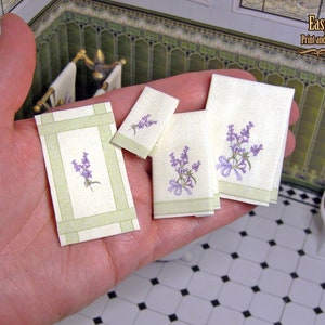 1:12 Viktorianische Miniatur Handtücher, Lavendel, 3 Handtücher und die Badematte, bedruckbar, einseitig oder beidseitig, Bastelbogen, DIY Papiermodell (oder Stoff).