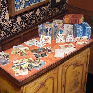 Set in miniatura di regali e biglietti per tutte le festività: San Valentino, Halloween, Pasqua, compleanni... scala 1:12, vintage e vittoriano.