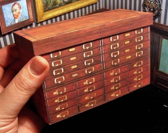 Enfilade d'apothicaire français antique miniature pour maisons de poupées à l'échelle 1:12, imprimable à télécharger, bricolage en papier avec tutoriel vidéo facile.