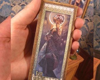 Könnte beinhalten: Eine druckbare Kunstkarte mit einer Frau in einem fließenden Kleid mit einem Mond und Sternen im Hintergrund. Die Karte hat einen goldenen Rahmen und den Text "Easy Print and Cut".