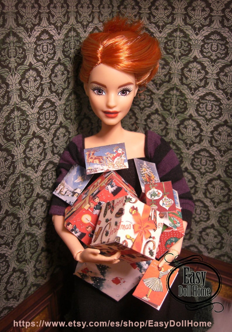 K&ouml;nnte beinhalten: Eine rothaarige Puppe in einem lila-schwarzen Kleid h&auml;lt einen Stapel verpackter Geschenke mit weihnachtlichem Papier. Die Geschenke sind mit Bildern von Weihnachtsmann, Rentieren und anderen Festtagsmotiven verziert.