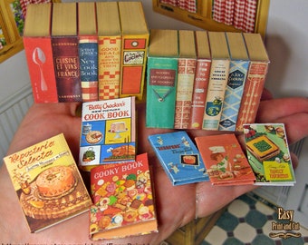 Miniature imprimable à l'échelle 1:6, couvertures de livres de cuisine, grandes collections dans une boîte, bibliothèque vintage pour maisons de poupée, TÉLÉCHARGEMENT NUMÉRIQUE. Tutoriel DIY gratuit et facile.