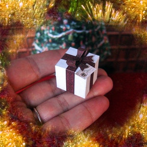 Victorian style gift with bow (B), & antique greeting card, Christmas decoration,  printable miniature 1:12 scale, miniature with tutorial.