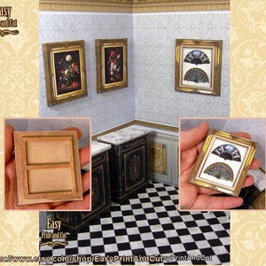 Op de afbeelding: Miniatuur ingelijste kunstwerken, waaronder bloemenschilderijen en ventilatorontwerpen, worden tentoongesteld in een poppenhuisomgeving. De frames hebben een gouden afwerking. De scène omvat een zwart-wit geblokte vloer en decoratieve kasten.