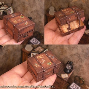 Könnte beinhalten: Miniatur-brauner Papierkoffer mit dekorativen Aufklebern und Lederriemen. Der Koffer ist rechteckig mit einer kleinen Schublade. Das Bild enthält den Text "Easy Print and Cut".