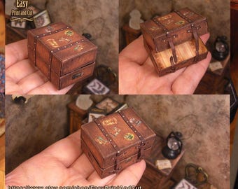Valigia o baule vittoriano, scala 1:12, valigia decorata con adesivi antichi, decorazione in miniatura, tutorial, fai da te (digitale)