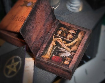 Boîte miniature vaudou, boîte fantôme, outils magiques, gothique steampunk victorien, téléchargement numérique imprimable pour maison de poupée à l'échelle 1:12