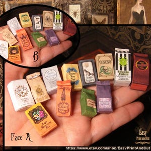 Könnte beinhalten: Eine Sammlung von Miniatur-Papierverpackungen und -Schachteln in verschiedenen Farben, mit verschiedenen Etiketten und Designs. Die Artikel werden in einer Hand gehalten, mit Text wie "Bat Wings", "Veneno" und "Mandrake" sichtbar. Das Thema ist Fantasy oder Apotheke.