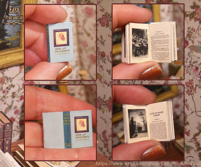 Pu&ograve; includere: Un libro in miniatura intitolato "Anne of Green Gables" con una copertina blu e lettere dorate. Il libro &egrave; aperto a una pagina con un'illustrazione in bianco e nero di una donna in un vestito in piedi in una stanza.