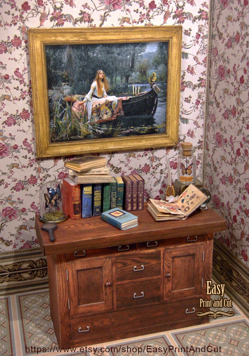 Pu&ograve; includere: Un cassettone in legno in miniatura con tre cassetti e due ante. Il cassettone &egrave; decorato con maniglie dei cassetti argentate. Il cassettone &egrave; posto su un pavimento piastrellato con motivi. Ci sono libri, una lente d'ingrandimento e un barattolo di vetro con una farfalla all'interno sopra il cassettone. Un dipinto incorniciato di una donna in una barca &egrave; appeso al muro dietro il cassettone.