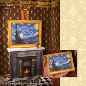 Op de afbeelding: Miniatuur ingelijste print van Van Goghs "Sterrennacht" schilderij, tentoongesteld boven een open haard. Het schilderij toont een wervelende blauwe lucht met sterren en een donkere, torenhoge cipres. De open haard heeft een marmeren mantel.