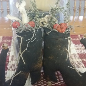 primitive witch boots tucks,Halloween witch boots ornament, prim witch boots peg hanger, Halloween shelf sitter, prim Halloween decor,