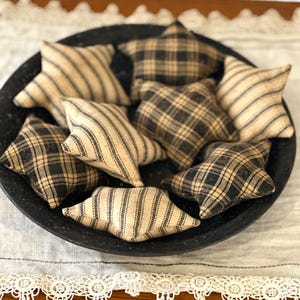primitive stars, black prim stars, FAPM, everyday prims, bowl fillers, candle fillers, primitive home decor, checked striped black stars