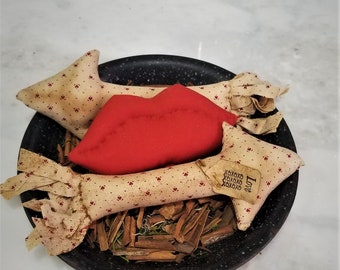 Valentine arrow and lips, primitive Valentines, Valentines Day, FAPM, OFG, Valentine decor, prim Valentines, Valentine bowl fillers,