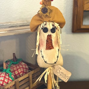 primitive scarecrow on bobbin, scarecrow, prim scarecrow, FAPM, Fall decor, Autumn decor, Fall scarecrow, primitive scarecrow