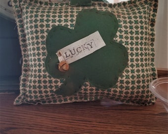 primitive shamrock pillow tuck, shamrock peg hanger, primitive St Patty decor, FAPM, St Patrick Day decor, prim shamrock