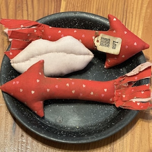 Valentine arrow and lips, primitive Valentines, Valentines Day, FAPM, OFG, Valentine decor, prim Valentines, Valentine bowl fillers,