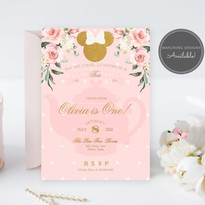 Puede incluir: Invitaci&oacute;n rosa y dorada con un dise&ntilde;o floral y una silueta de una tetera. El texto dice "You are cordially invited to a Royal Tea Party Celebration Olivia is One! S&aacute;bado 8 de mayo de 2021 The Lar-Bow Room 2441 Party Lane Dallas, Texas RSVP Olivia's Mom al 2133431667"
