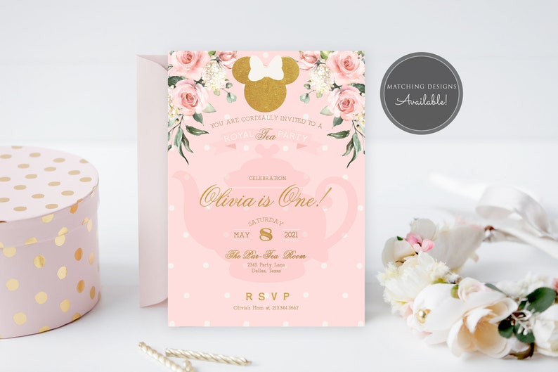Puede incluir: Invitaci&oacute;n rosa y dorada con un dise&ntilde;o floral y una silueta de una tetera. El texto dice "You are cordially invited to a Royal Tea Party Celebration Olivia is One! S&aacute;bado 8 de mayo de 2021 The Lar-Bow Room 2441 Party Lane Dallas, Texas RSVP Olivia's Mom al 2133431667"