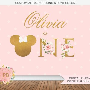 Puede incluir: Un tel&oacute;n de fondo de primer cumplea&ntilde;os rosa y dorado con lunares blancos. El tel&oacute;n de fondo presenta el nombre "Olivia" en escritura dorada, la palabra "es" en dorado y el n&uacute;mero "uno" en dorado con flores rosas. Una cabeza de Mickey Mouse dorada con un lazo blanco se encuentra en el lado izquierdo del tel&oacute;n de fondo.