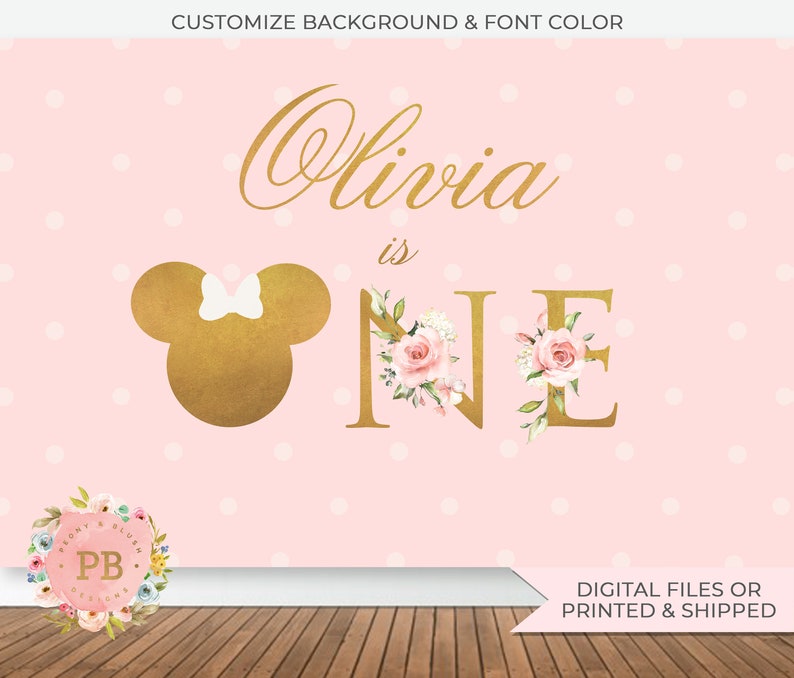 Puede incluir: Un tel&oacute;n de fondo de primer cumplea&ntilde;os rosa y dorado con lunares blancos. El tel&oacute;n de fondo presenta el nombre "Olivia" en escritura dorada, la palabra "es" en dorado y el n&uacute;mero "uno" en dorado con flores rosas. Una cabeza de Mickey Mouse dorada con un lazo blanco se encuentra en el lado izquierdo del tel&oacute;n de fondo.