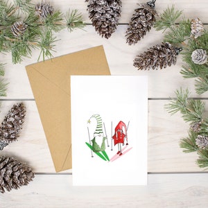 ¡Esquiando a la pareja Gnome tarjeta de Navidad! ¡Cartulina y sobre 100% reciclado!