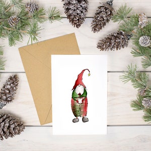 ¡Pequeño gnomo de Navidad sosteniendo un regalo de flores! ¡Cartulina y sobre 100% reciclado!