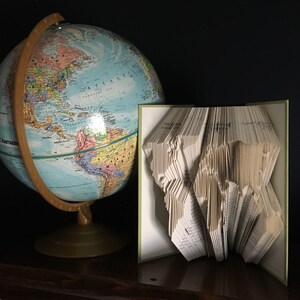 Carte du monde - Folded Book Art