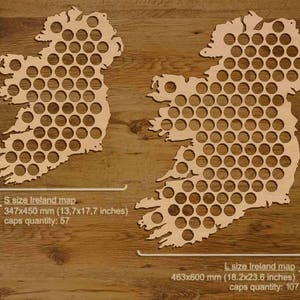 Puede incluir: Dos mapas de Irlanda recortados en madera, uno pequeño y otro grande, con agujeros para tapones de botellas. El mapa pequeño mide 13,7 x 17,7 pulgadas y tiene capacidad para 57 tapones de botellas. El mapa grande mide 18,2 x 23,6 pulgadas y tiene capacidad para 107 tapones de botellas.