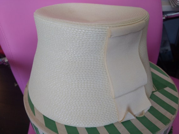 Elegant Vintage Biege- white Straw like bucket ha… - image 2