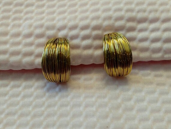 Polka Dot Earring SINGLE Les Bernard Clip On Vintage